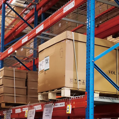 Décoration en treillis métalliques pour les rayonnages de palettes