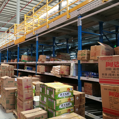 A25: Plateaux de mezzanine supportés par plateaux de débit en carton, plateaux à plusieurs niveaux, plateaux de stockage en entrepôt