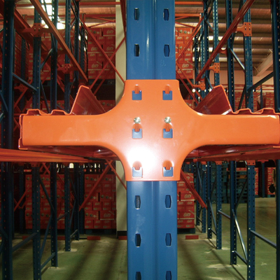 A22: conduire dans le rack conduire à travers le rack de stockage