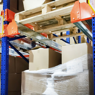 Système de stockage de palettes pour véhicules à roues de radio
