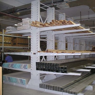 Systèmes de rayonnages à cantilever à profil long avec bras surplombant