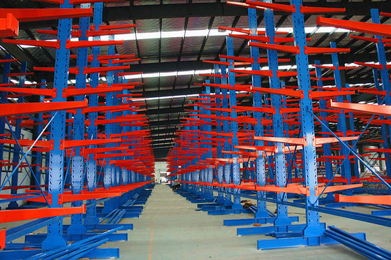 Systèmes de rayonnages à cantilever à profil long avec bras surplombant